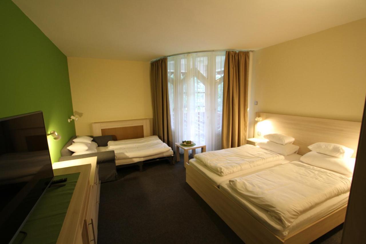 Grantek Ueduelohaz Hotel Balatonlelle Ngoại thất bức ảnh
