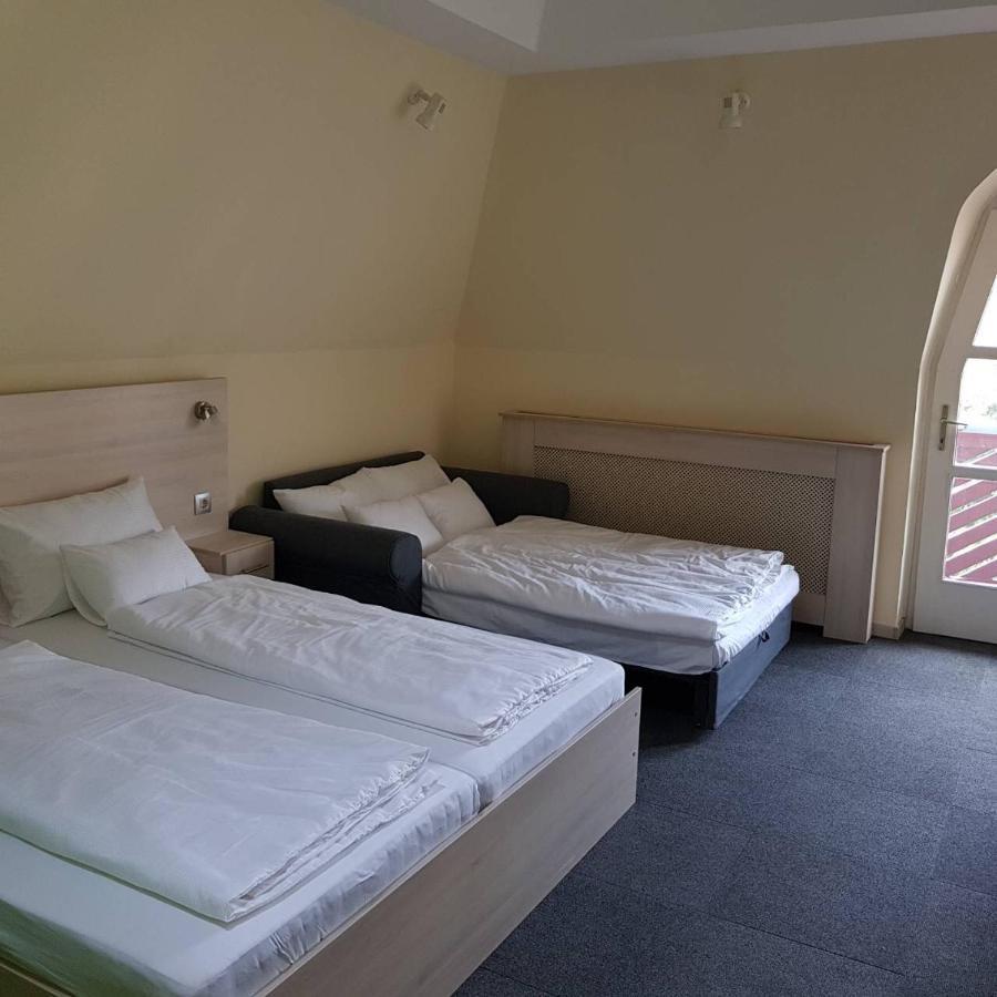 Grantek Ueduelohaz Hotel Balatonlelle Ngoại thất bức ảnh