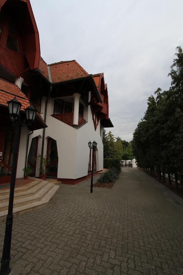 Grantek Ueduelohaz Hotel Balatonlelle Ngoại thất bức ảnh