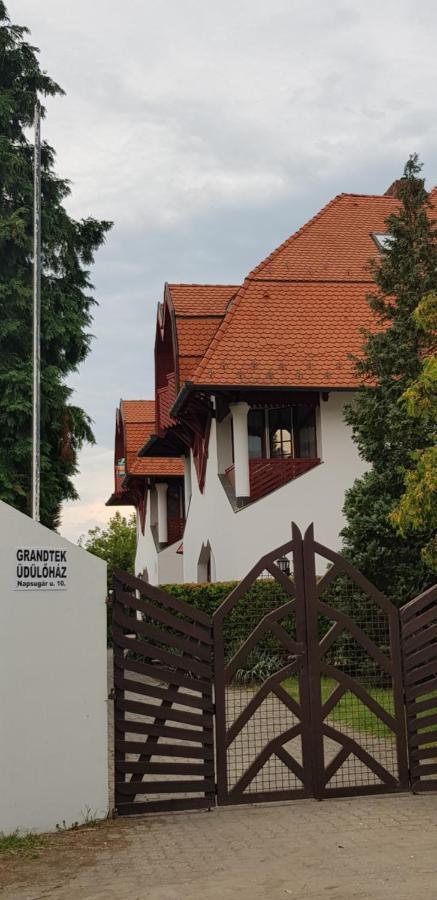 Grantek Ueduelohaz Hotel Balatonlelle Ngoại thất bức ảnh