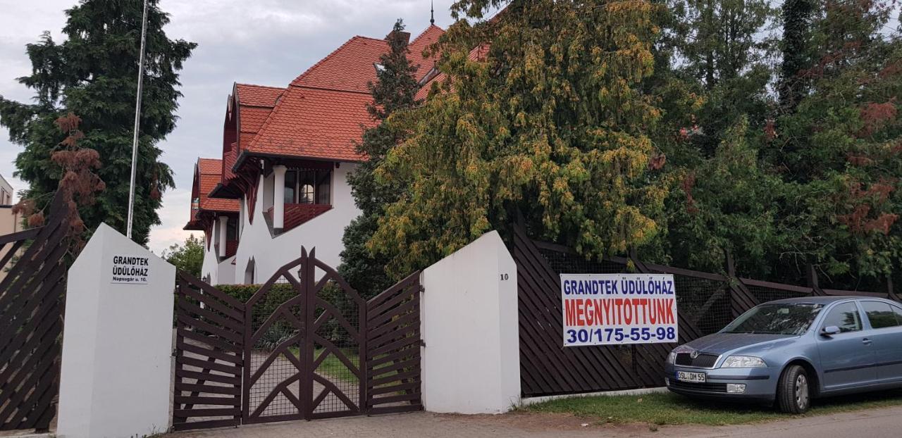 Grantek Ueduelohaz Hotel Balatonlelle Ngoại thất bức ảnh
