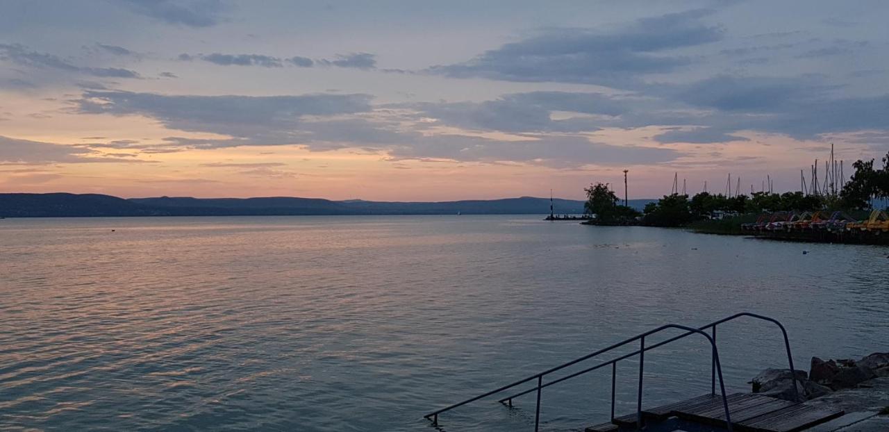 Grantek Ueduelohaz Hotel Balatonlelle Ngoại thất bức ảnh